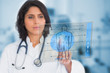 Foto: Serious female doctor touching a touchscreen Serious female doctor touching a touchscreen