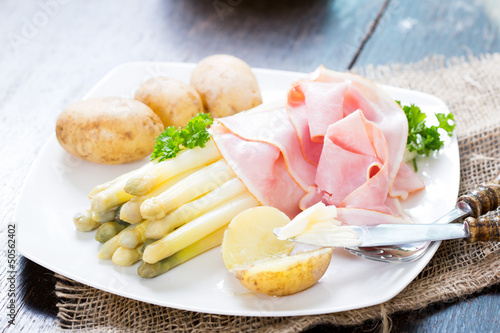 Photo: Weisser Spargel mit Kochschinken und neuen Kartoffeln Weisser Spargel mit Kochschinken und neuen Kartoffeln