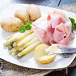 Weisser Spargel mit Kochschinken und neuen Kartoffeln