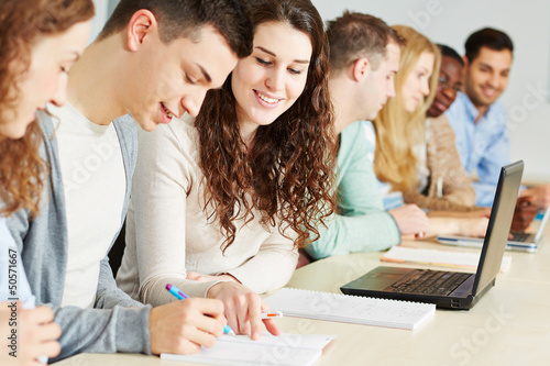 Photo: Schüler lernen gemeinsam in Schule Schüler lernen gemeinsam in Schule