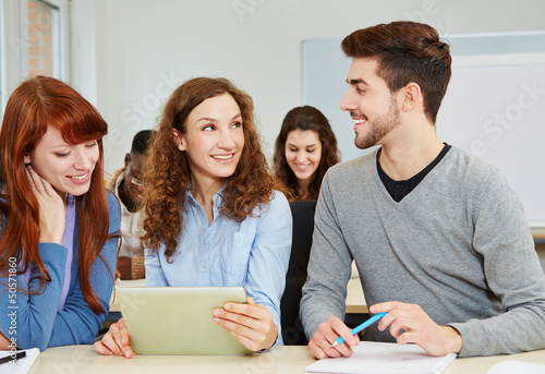 Photo: Schüler mit Tablet PC im Unterricht Schüler mit Tablet PC im Unterricht