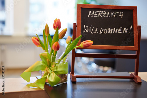 Photo: Tafel mit Herzlich Willkommen Schrift Tafel mit Herzlich Willkommen Schrift