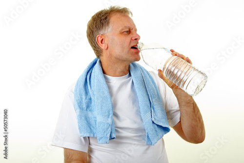 Photo: Mann trinkt Wasser Mann trinkt Wasser