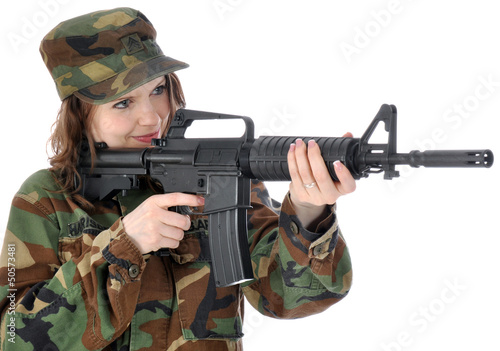 Photo: Junge Frau in Armeeuniform zielt mit Gewehr Junge Frau in Armeeuniform zielt mit Gewehr