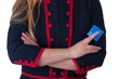 dominante junge blondine mit blauem Kondom in der Hand