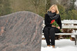 Junge Frau trauert auf Friedhof