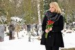 Junge Frau trauert auf Friedhof