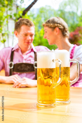 Photo: Glückliches Paar mit Bier im Biergarten Restaurant Glückliches Paar mit Bier im Biergarten Restaurant