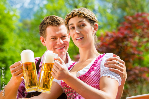 Photo: Glückliches Paar mit Bier im Biergarten Restaurant Glückliches Paar mit Bier im Biergarten Restaurant