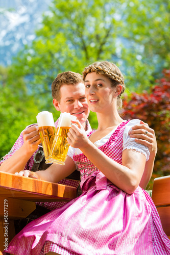Photo: Glückliches Paar mit Bier im Biergarten Restaurant Glückliches Paar mit Bier im Biergarten Restaurant