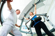 Patientin bei der Physiotherapie