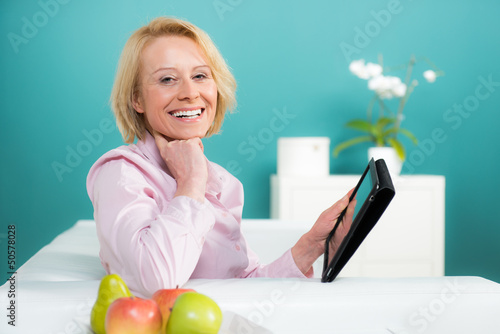 Photo: glückliche frau mit touchpad glückliche frau mit touchpad