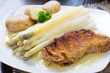 Schnitzel mit Spargel an Sauce Hollandaise und Kartoffeln
