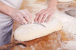 bäcker schneidet brot ein