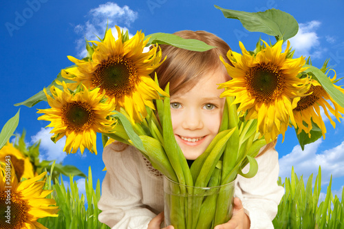 Photo: kind mit sonnenblumen kind mit sonnenblumen