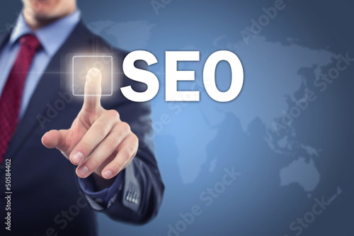 Illustration: Mann tippt auf Interface SEO Mann tippt auf Interface SEO