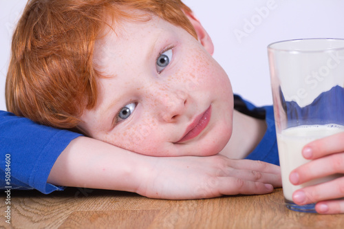 Photo: Kleiner Junge mit Milchglas Kleiner Junge mit Milchglas