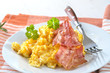 Rührei mit gebratenem Speck