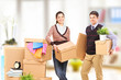 Foto: A young man and woman moving into an apartment A young man and woman moving into an apartment