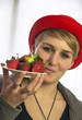 Mädchen präsentiert frische Erdbeeren