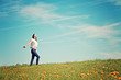 Foto: young happy smiling woman in nature young happy smiling woman in nature