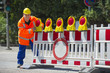 Foto: Arbeiter überprüft die Baustellenabsperrung Arbeiter überprüft die Baustellenabsperrung