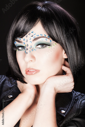 Photo: junge sexy Frau mit Strassstein-Makeup junge sexy Frau mit Strassstein-Makeup