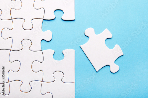 Photo: Puzzleteile auf blau Puzzleteile auf blau