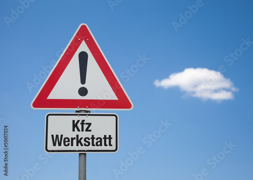 Photo: Achtung-Schild mit Wolke KFZ WERKSTATT Achtung-Schild mit Wolke KFZ WERKSTATT