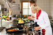 Foto: Chefs in a restaurant or hotel kitchen cooking Chefs in a restaurant or hotel kitchen cooking