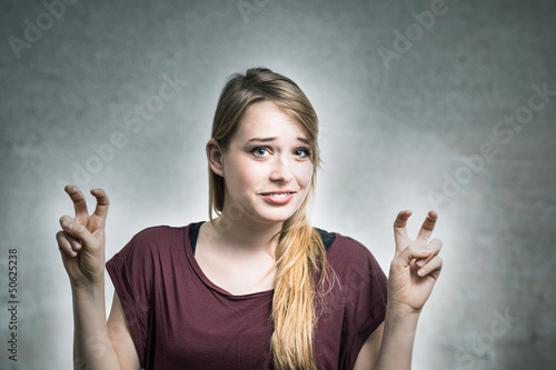Photo: Junge Frau macht Anführungszeichen Junge Frau macht Anführungszeichen