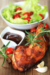 Hähnchenschenkel mit Salat
