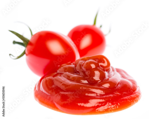 Photo: Tomatenketchup mit Tomaten auf weißem Hintergrund Tomatenketchup mit Tomaten auf weißem Hintergrund