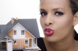 Schöne junge Frau mit Modell eines Hauses