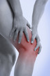 Frau mit Schmerzen im Knie