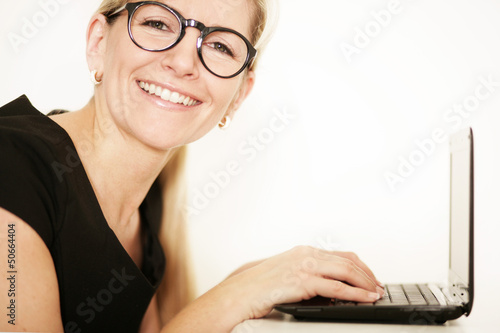 Photo: Frau am Laptop Frau am Laptop