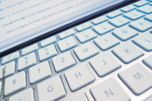 Photo: Tastatur eines Computers vor Bildschirm Tastatur eines Computers vor Bildschirm