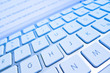 Tastatur eines Computers vor Bildschirm