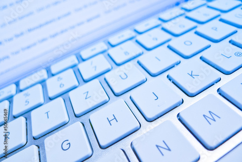 Photo: Tastatur eines Computers vor Bildschirm Tastatur eines Computers vor Bildschirm