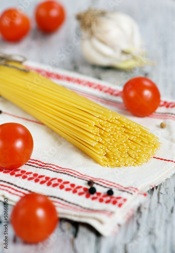 Photo: Spaghetti, dry pepper, tomatoes and garlic Spaghetti, dry pepper, tomatoes and garlic