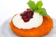 Knuspriger Camembert mit Sahne und Preiselbeeren