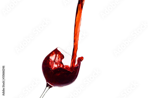 Photo: Rotwein wird in ein Weinglas eingegossen Rotwein wird in ein Weinglas eingegossen