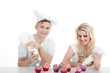 Junges Pärchen backen Cupcake und haben Spaß