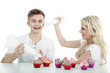 Junges Pärchen backen Cupcake und haben Spaß
