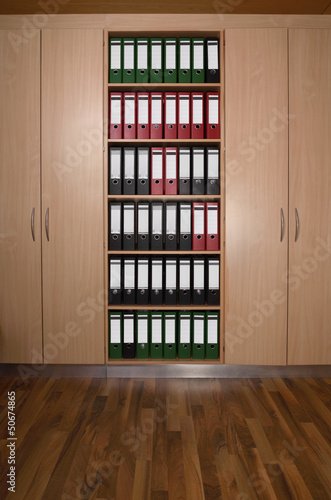 Photo: Büroschrank mit Aktenordnern, Holzboden Büroschrank mit Aktenordnern, Holzboden