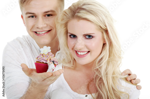 Photo: Junges Paar, Mann macht Heiratsantrag mit Cupcake Junges Paar, Mann macht Heiratsantrag mit Cupcake