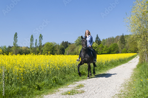 Photo: auf dem Pferd die Natur genießen auf dem Pferd die Natur genießen