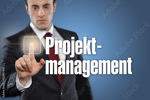 Photo: Mann tippt auf Interface Projektmanagement Mann tippt auf Interface Projektmanagement