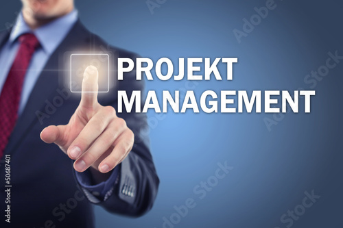 Photo: Mann tippt auf Interface Projektmanagement Mann tippt auf Interface Projektmanagement