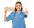 Foto: A doctor with an empty blank and thumb up sign A doctor with an empty blank and thumb up sign